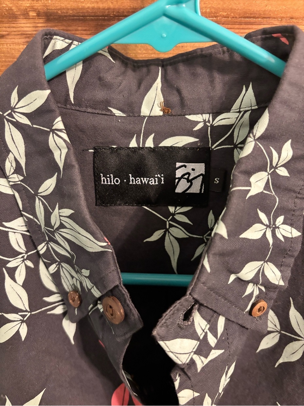 Sig Zane Hilo Hawai'i Men's Floral Button-Up Shirt in Charcoal